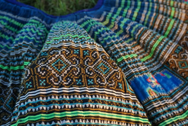plooirok Hmoob 2401 details